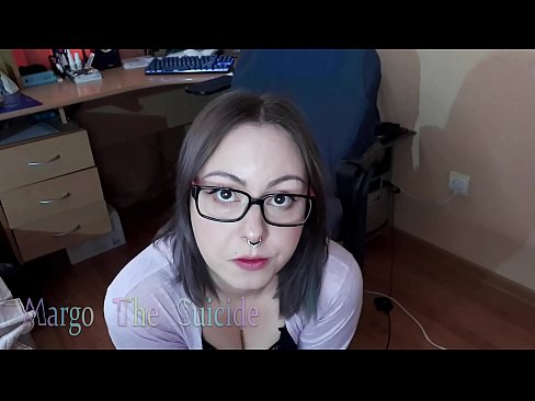 ❤️ Kynþokkafull stelpa með gleraugu sýgur dildó djúpt á myndavélinni ❌ Klám hjá okkur