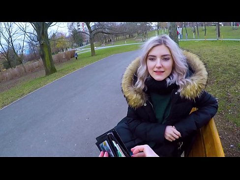 ❤️ Gleypir heitt ásamt ókunnugra fyrir peninga - blástur í garðinum eftir Evu Elfie ❌ Klám hjá okkur